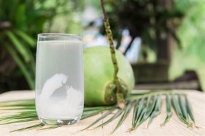 Giải đáp tường tận: Trẻ bị viêm phế quản uống nước dừa được không?
