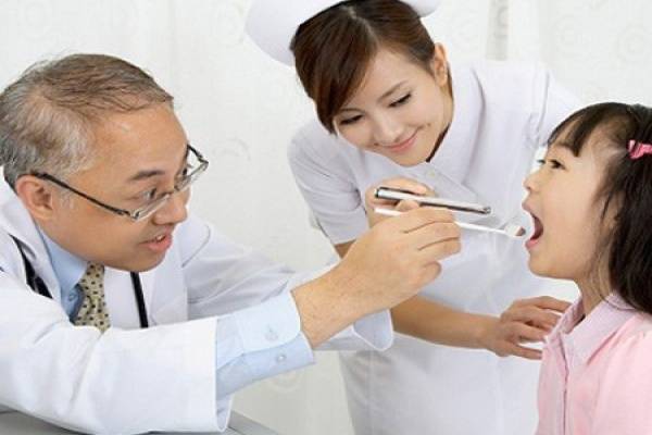 cần đưa trẻ đi khám khi thấy trẻ bị viêm phổi thở khò khè