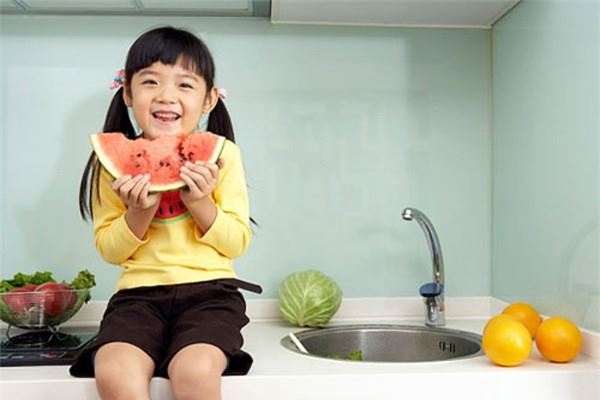 Tác dụng của dưa hấu đối với sức khỏe của trẻ nhỏ