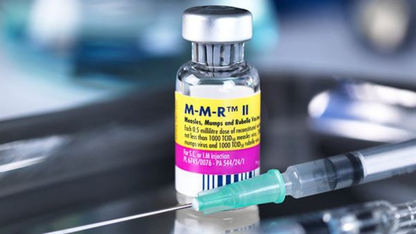 Trẻ bị sốt cao co giật do tiêm vaccin MMR