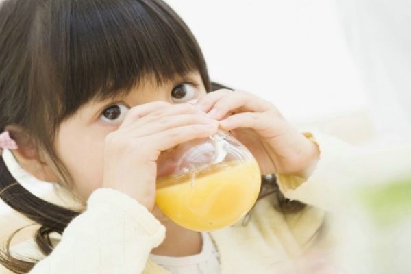 Trẻ bị sốt có uống được nước cam không